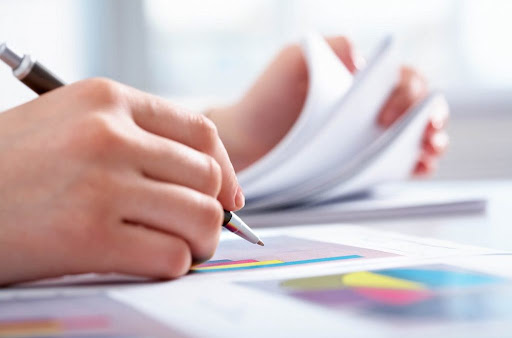 pessoa conferindo relatórios contábeis