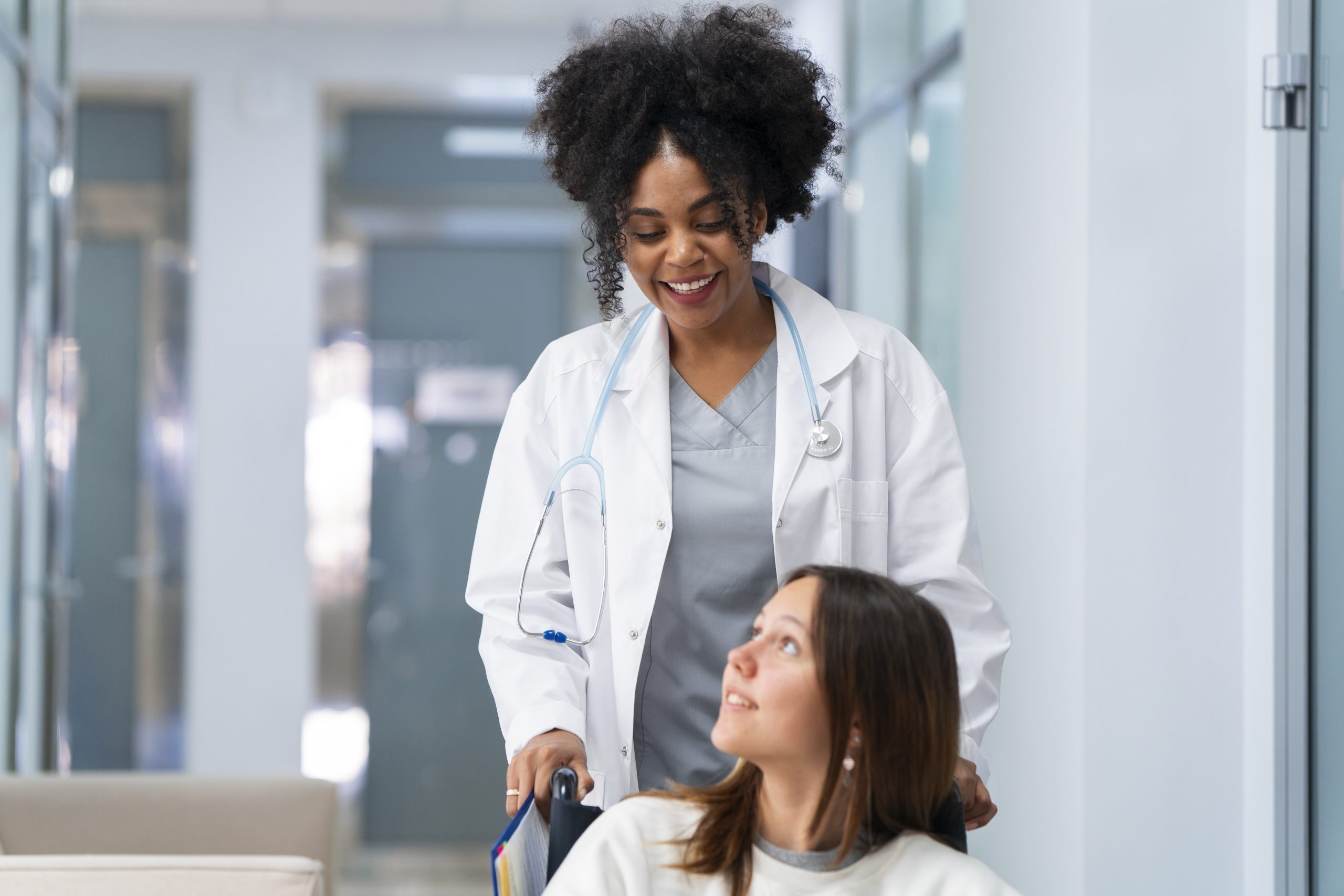 Como funciona a equiparação de clínicas a hospitais? Quais benefícios tributários podem ser aproveitados? Entenda os critérios.